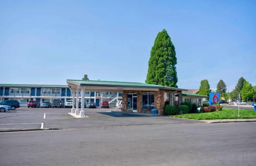 Larkspur Hotel | Motel 6-Bend, OR