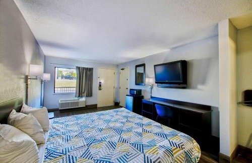 Lake Purdy Hotel | Motel 6 Birmingham, AL - Medical Center - Inverness Hwy 280