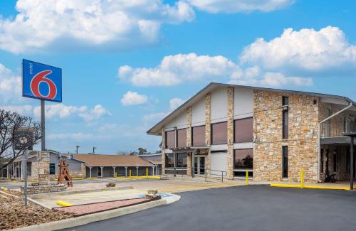 Boerne Hotel | Motel 6-Boerne, TX