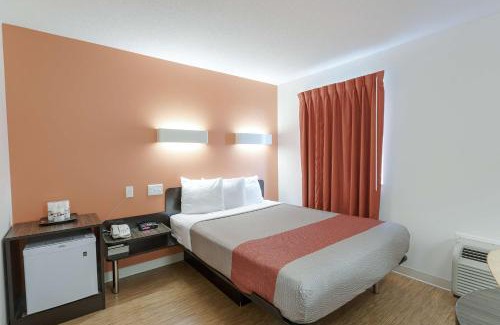 Brandon Hotel | Motel 6-Brandon, MB