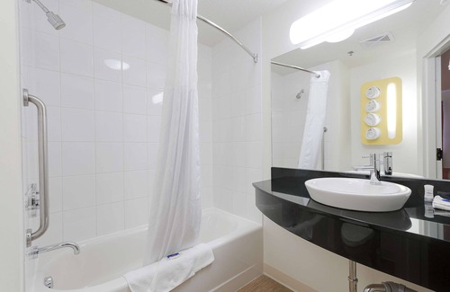 Brandon Hotel | Motel 6 Brandon, MB