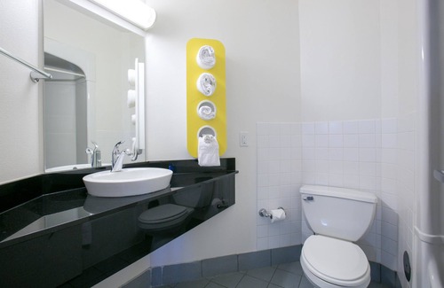 Brooklyn Center Hotel | Motel 6 Brooklyn Center, MN - Minneapolis