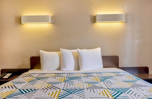 Bryan Hotel | Motel 6 Bryan, TX - College Station