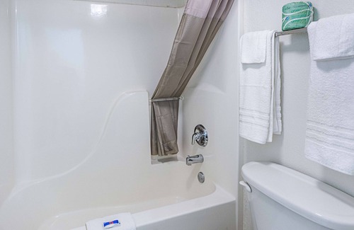 Cleveland Hotel | Motel 6 Cleveland, TX