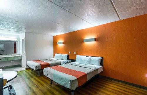 Cleveland Hotel | Motel 6 Cleveland, TX