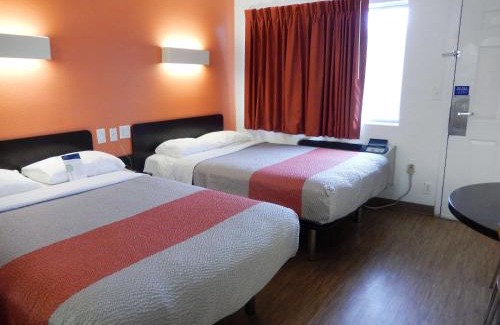 Clute Hotel | Motel 6-Clute, TX