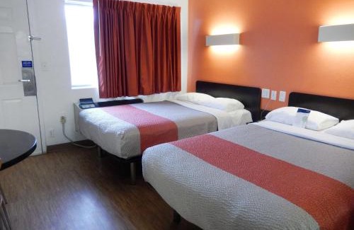 Clute Hotel | Motel 6-Clute, TX