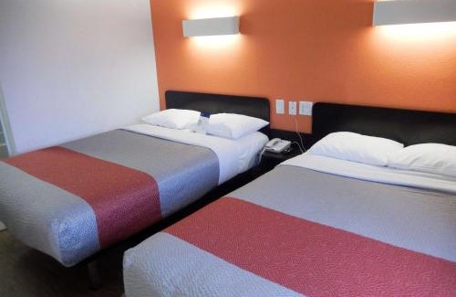 Clute Hotel | Motel 6-Clute, TX