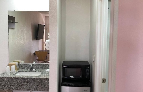 Clute Hotel | Motel 6 Clute, TX