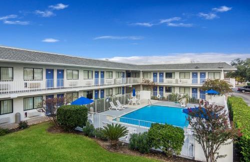College Station Hotel | Motel 6-College Station, TX - Bryan