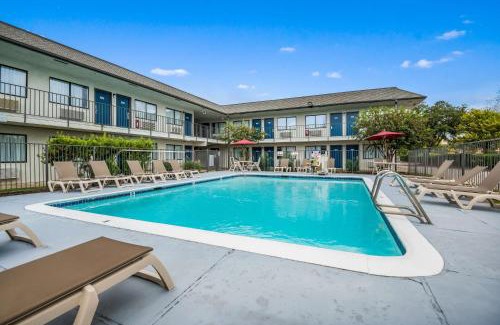 College Station Hotel | Motel 6-College Station, TX - Bryan