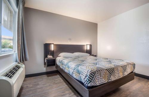 College Station Hotel | Motel 6-College Station, TX - Bryan