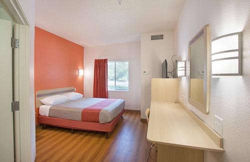 Dentsville Hotel | Motel 6 Columbia, SC - Fort Jackson Area