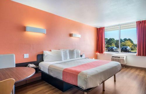 Icard Hotel | Motel 6-Connellys Springs, NC
