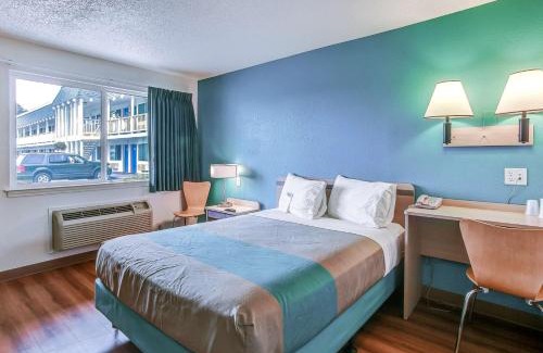 Coos Bay Hotel | Motel 6-Coos Bay, OR