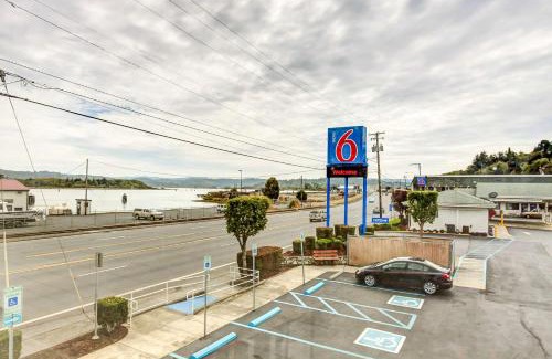 Coos Bay Hotel | Motel 6-Coos Bay, OR