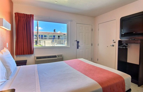 Bay Area Hotel | Motel 6 Corpus Christi, TX - East - North Padre Island