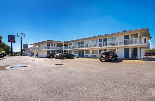 Central City Hotel | Motel 6-Corpus Christi, TX - Northwest