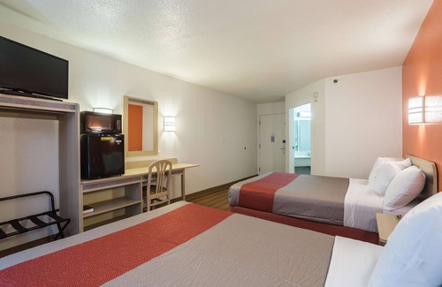 Dale Hotel | Motel 6 Dale, IN
