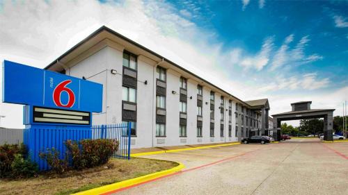 Buckner Terrace - Everglade Park Hotel | Motel 6 Dallas - Fair Park