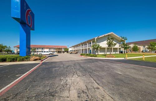 Farmers Branch Hotel | Motel 6-Dallas, TX - Farmers Branch