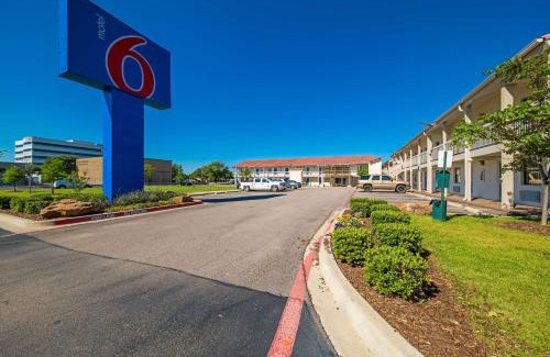Farmers Branch Hotel | Motel 6-Dallas, TX - Farmers Branch