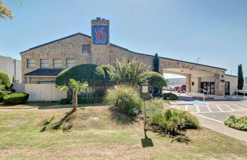 Northwest Dallas Hotel | Motel 6-Dallas, TX - Forest Lane