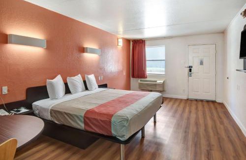 Northwest Dallas Hotel | Motel 6-Dallas, TX - Forest Lane