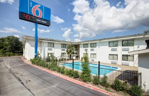Cedar Crest Hotel | Motel 6-Dallas, TX - South