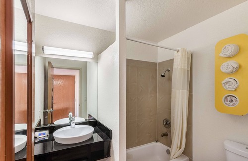Cedar Crest Hotel | Motel 6 Dallas, TX - South