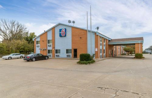 Quad Cities Hotel | Motel 6-Davenport, IA