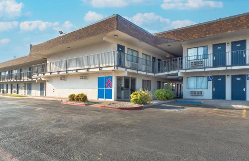 Amistad National Recreational Area Hotel | Motel 6-Del Rio, TX