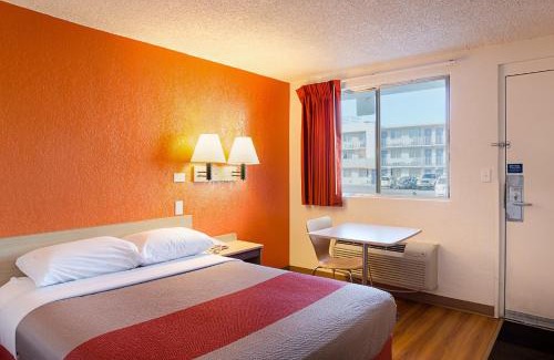 Regis Hotel | Motel 6- Denver, CO Downtown