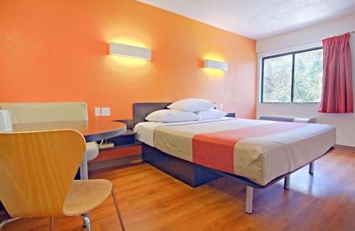 East Brunswick Hotel | Motel 6-East Brunswick, NJ