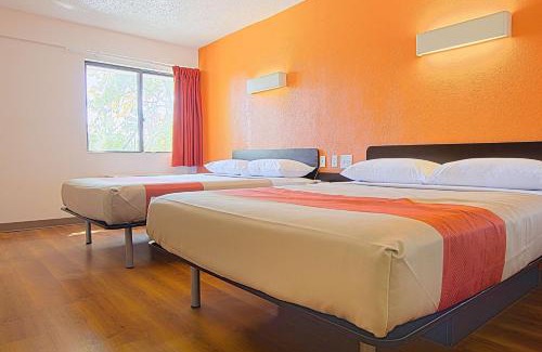 East Brunswick Hotel | Motel 6-East Brunswick, NJ