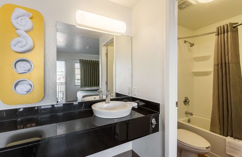 Biggs Field Hotel | Motel 6 El Paso, TX - East