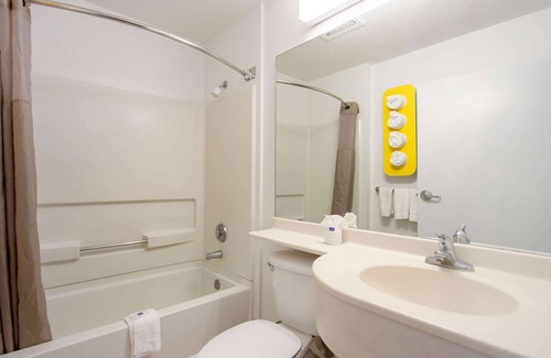 Biggs Field Hotel | Motel 6 El Paso, TX - Southeast