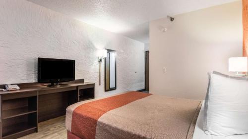Elk Grove Village Hotel | Motel 6-Elk Grove Village, IL