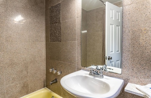 Elmsford Hotel | Motel 6 Elmsford, NY - White Plains
