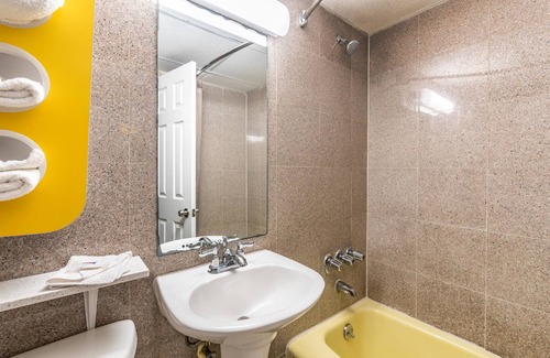 Elmsford Hotel | Motel 6 Elmsford, NY - White Plains