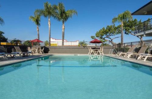 Fontana Hotel | Motel 6-Fontana, CA