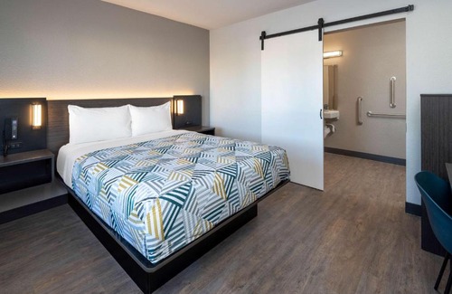 Fontana Hotel | Motel 6-Fontana, CA