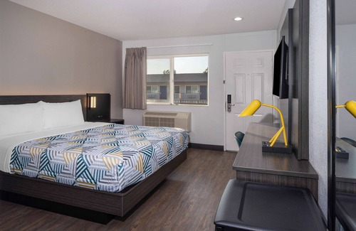 Fontana Hotel | Motel 6 Fontana, CA