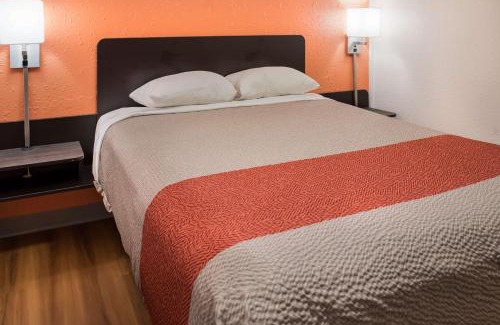 Fort St. John Hotel | Motel 6-Fort St. John, BC