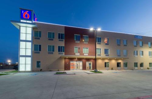 Fossil Creek Hotel | Motel 6 Fort Worth, TX - North - Saginaw