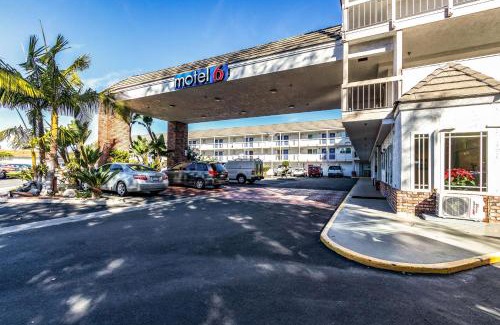 Fountain Valley Hotel | Motel 6-Fountain Valley, CA - Huntington Beach Area