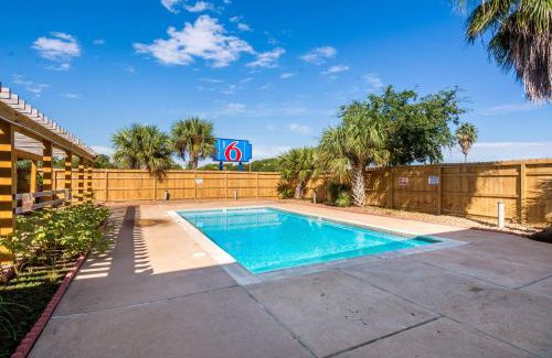 Freeport Hotel | Motel 6-Freeport, TX