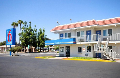 Raisin Hotel | Motel 6-Fresno, CA - Blackstone South