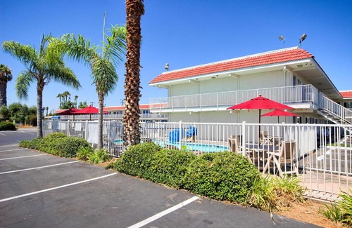 Raisin Hotel | Motel 6-Fresno, CA - Blackstone South