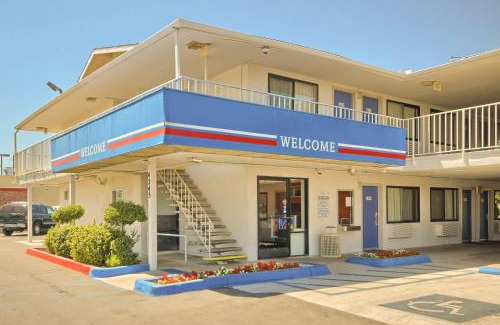 Raisin Hotel | Motel 6-Fresno, CA - Blackstone North